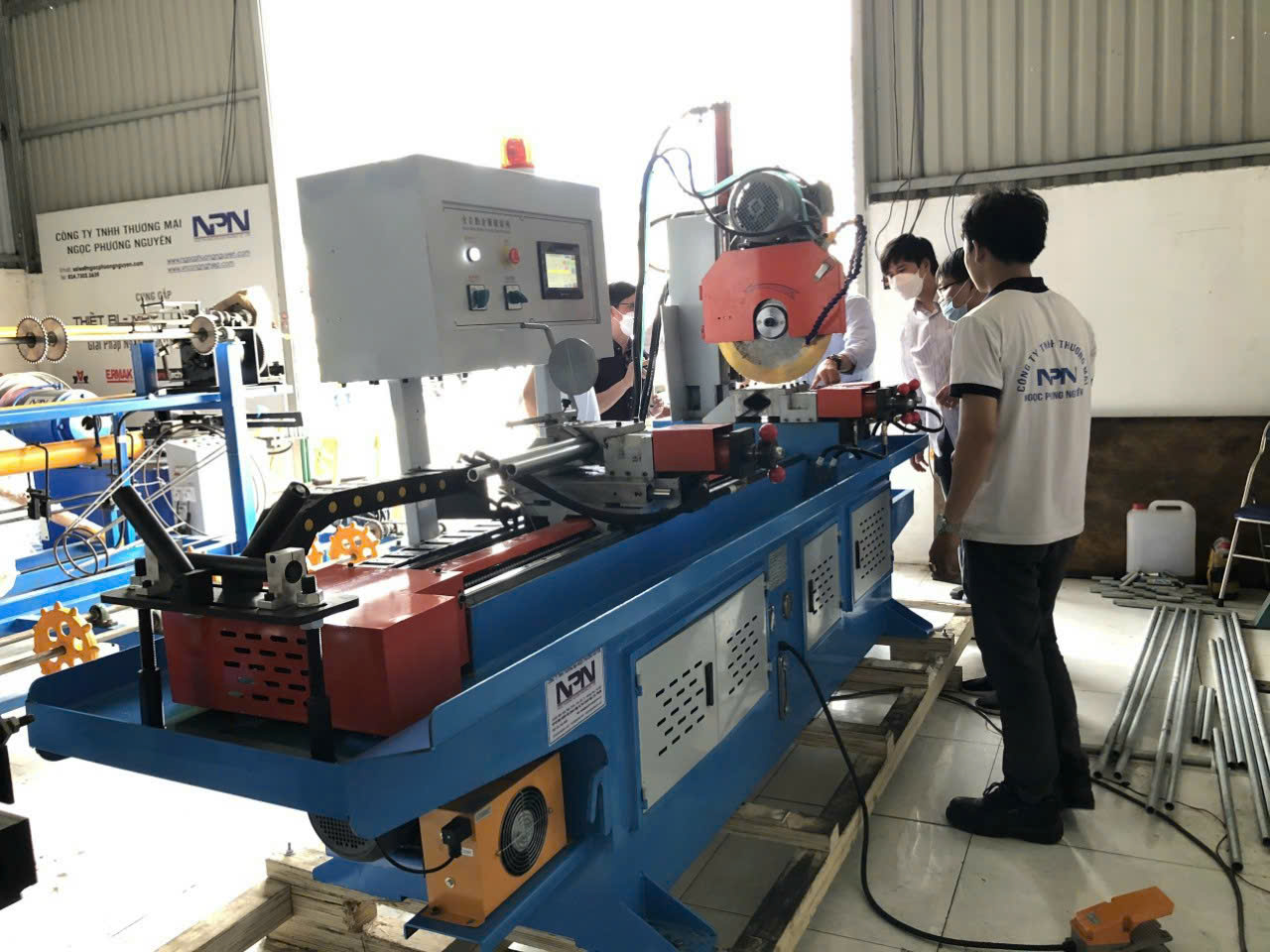Máy cắt tự động xoay góc JN-425 CNC