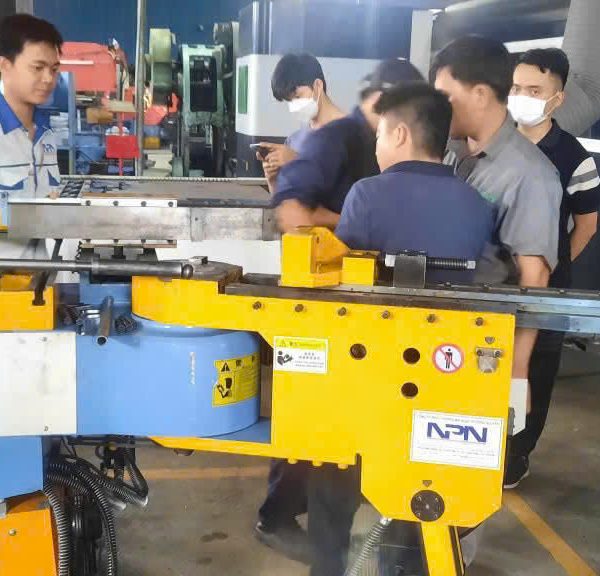 máy uấn ống kim loại 1 đầu bán tự động