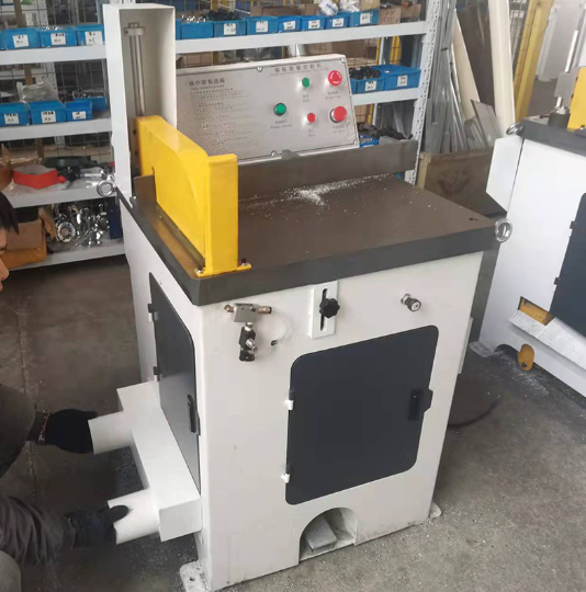 Máy cắt nhôm định hình bán tự động XS-610AL