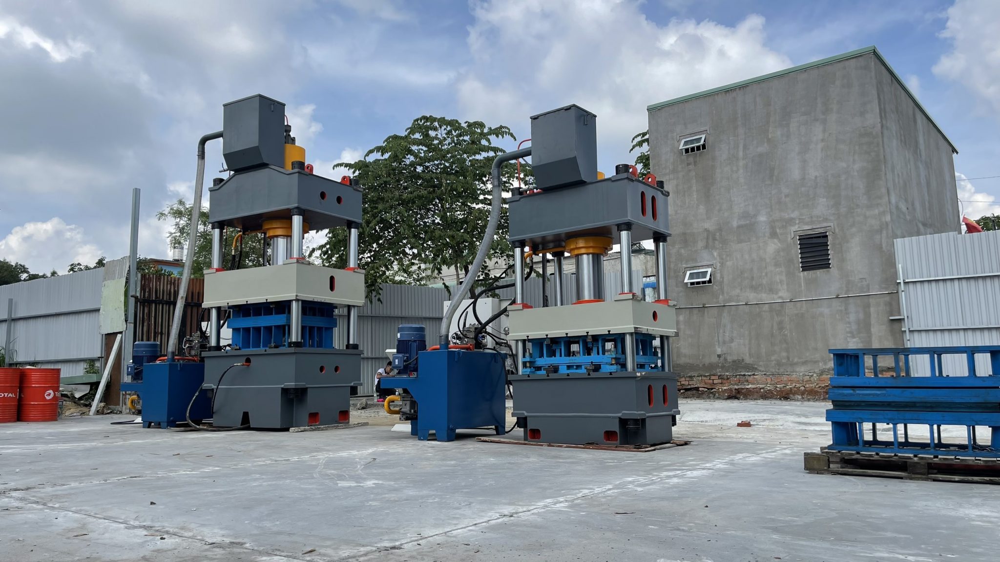 Máy ép thủy lực tạo hình máng xe rùa 315T Máy ép thủy lực tạo hình máng xe rùa 315T