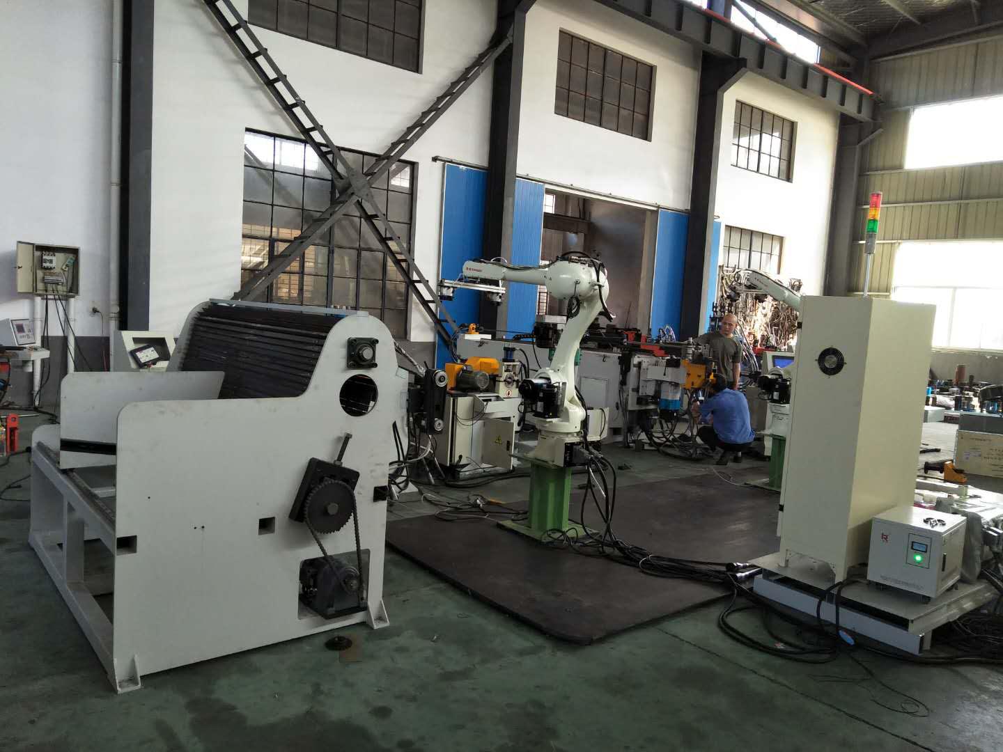 Dây chuyền gia công ống kim loại + Robot điều khiển (tùy chỉnh chức năng cắt, uốn, đột dập, tạo hình)