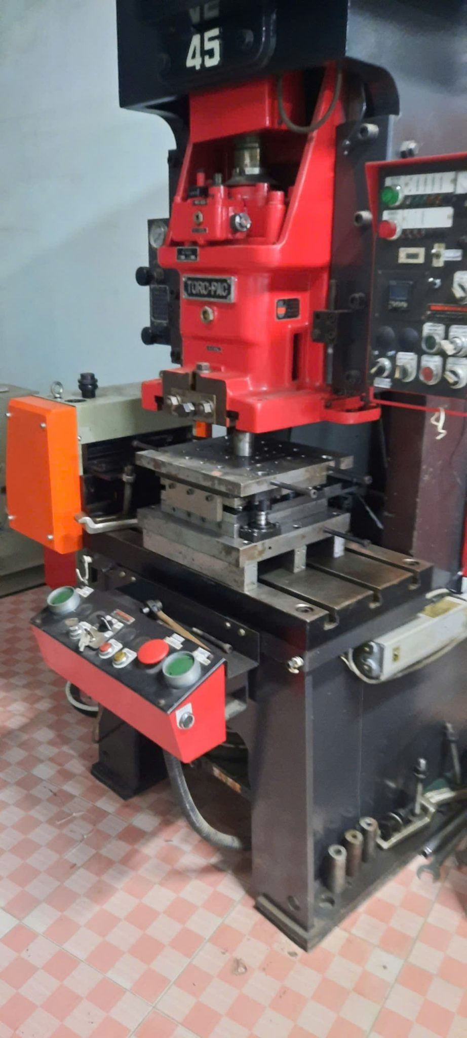 Máy nạp phôi NCF