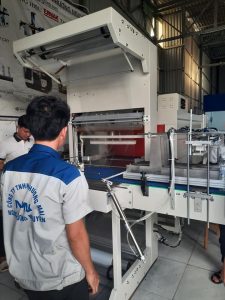 Máy cắt và co màng lốc chai tự động